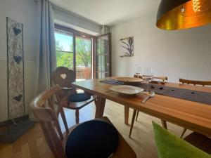 ein Esszimmer mit einem Holztisch und Stühlen in der Unterkunft Holiday apartment lucky guy in Oberstaufen