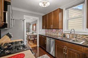 Una cocina o cocineta en Furnished Oasis in Sought-After Browndale