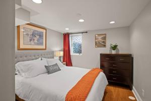 Una cama o camas en una habitación de Furnished Oasis in Sought-After Browndale