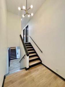 - un escalier dans une maison avec un ventilateur de plafond dans l'établissement Cathedral View 10-Cozy Urban Living Near UNMC, à Omaha