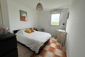 - une petite chambre avec un lit et une fenêtre dans l'établissement Beautiful appt with balcony in Blainville-sur-Orne, à Blainville-sur-Orne