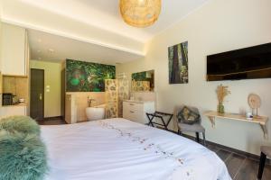 Eden'Roc في لابروتشه: غرفة نوم بها سرير أبيض كبير وحمام