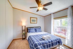 - une chambre avec un lit et un ventilateur de plafond dans l'établissement Pet-Friendly Charlestown Retreat with On-Site Lake!, à Charlestown