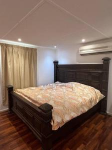 1 dormitorio con 1 cama grande en una habitación en Two rooms and one living room in Delma island en Da‘sah