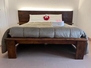 uma cama com uma cabeceira de madeira com uma almofada em Casa Sofia em Calascio