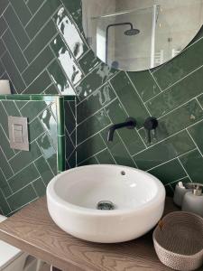 ein Badezimmer mit einem weißen Waschbecken und einem Spiegel in der Unterkunft Villa Bali in Nabeul