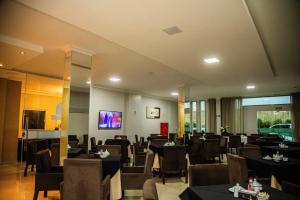 een restaurant met tafels en stoelen in een kamer bij Dallas Hotel Premium in Altamira