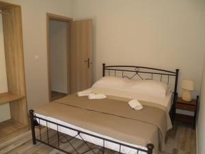 Casa Cimara في كيفالونيا: غرفة نوم عليها سرير وفوط