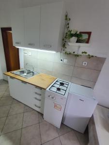 Küche/Küchenzeile in der Unterkunft Apartments - Buffet 2B