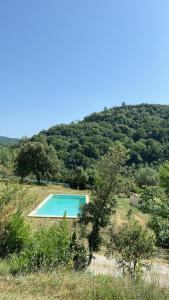 Pemandangan kolam renang di Gîte Pleine Nature atau berdekatan