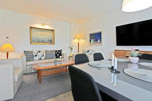 Televízia a/alebo spoločenská miestnosť v ubytovaní Atrium Apartman Hévíz mit Panoramaterrasse und Tiefgarage