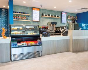 a fast food restaurant with a counter with drinks at Holiday Inn Club Vacations Myrtle Beach Oceanfront, an IHG Hotel in Myrtle Beach