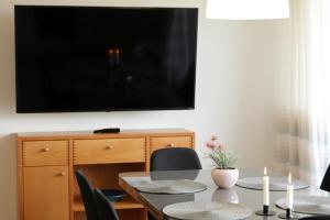 Televízia a/alebo spoločenská miestnosť v ubytovaní Atrium Apartman Hévíz mit Panoramaterrasse und Tiefgarage