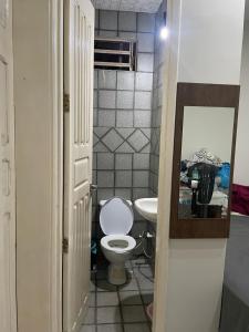 ein kleines Bad mit WC und Waschbecken in der Unterkunft Casa Maria Toda Linda N 53 in Belém