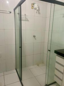eine Dusche mit Glastür im Bad in der Unterkunft Casa Maria Toda Linda N 53 in Belém
