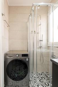 - pralkę i suszarkę w łazience z prysznicem w obiekcie Acropolis Golden View Penthouse w Atenach