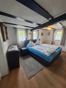 ein Schlafzimmer mit einem großen Bett und einem Tisch in der Unterkunft Rheinglück in Kamp-Bornhofen