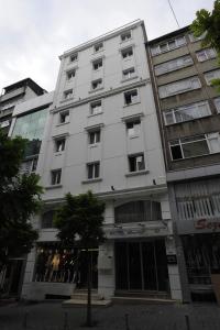 イスタンブールにあるホテル ダボス イスタンブールの窓際の人々が集まる大きな白い建物