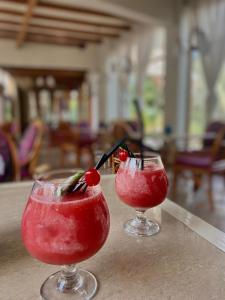 twee cocktails bovenop een tafel bij Hosteria Suiza in Ica