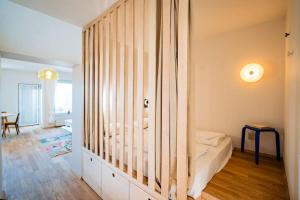 ブダペストにあるMiksa 13のベッドルーム1室(木製のパーティション付きのベッド1台付)