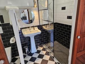 Baño con 2 lavabos y espejo en La San Verine en Vence