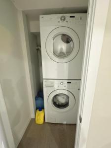 - Lavadora y secadora en una habitación pequeña en Open modern concept 2BR basement, en Calgary