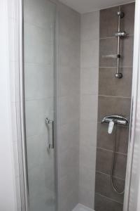 baño con ducha y puerta de cristal en Le Petit Cosy - terrasse privée, en Lagord