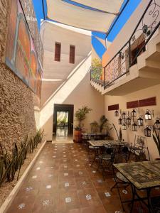 Hotel & Hostal Boutique Casa Garza في ميريدا: غرفة طعام بها طاولات وكراسي وسقف