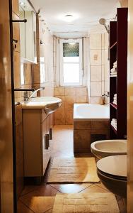 ein Badezimmer mit Badewanne, Waschbecken und Toilette in der Unterkunft Quiet Central in Ljubljana