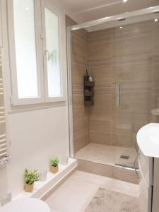 Vannituba majutusasutuses Appartement Paris La Défense Puteaux