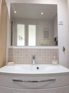 Vannituba majutusasutuses Appartement Paris La Défense Puteaux