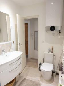 Vannituba majutusasutuses Appartement Paris La Défense Puteaux