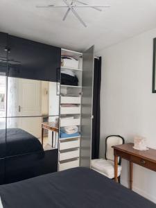 a bedroom with a bed and a desk and a bed sidx sidx sidx at Un parfait chez soi à Puteaux in Puteaux