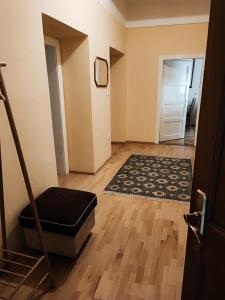 ein leerer Raum mit einer Treppe und einer Tür in der Unterkunft Quiet Central in Ljubljana