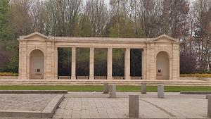 een groot gebouw met pilaren in een park bij Pause Bayeux in Bayeux