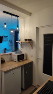 een keuken met een aanrecht met daarop een magnetron bij Pause Bayeux in Bayeux +11 foto's