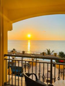 uma vista para a praia ao pôr-do-sol a partir de uma varanda do hotel em The Atlantic Hotel & Spa em Fort Lauderdale