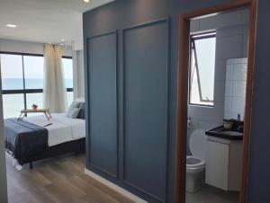 um quarto com uma cama e uma casa de banho com um WC em Flats de Luxo by BnbFlex - Costa Vicentina no Recife
