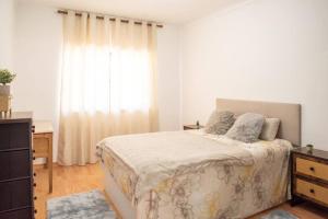 Ένα ή περισσότερα κρεβάτια σε δωμάτιο στο Aroeira Turquoise Home