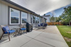 une terrasse avec des chaises et une table sur une maison dans l'établissement Sparks Home with Fenced Yard 8 Mi to Dtwn Reno!, à Sparks