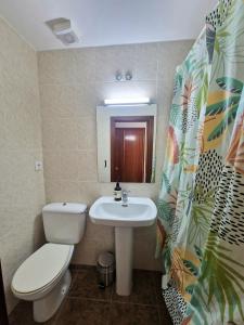 Hostal Rugaca في ويسكا: حمام مع مرحاض ومغسلة