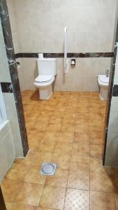 uma casa de banho com 2 WC e piso em madeira em Parador de Zamora em Zamora