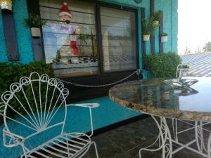 a table and chairs sitting outside of a building at Departamento un salto a la frontera in Piedras Negras