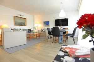 Televízia a/alebo spoločenská miestnosť v ubytovaní Atrium Apartman Hévíz mit Panoramaterrasse und Tiefgarage
