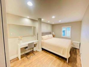 a bedroom with a bed and a desk in it at Modern 1 Bed Famous Venice 10B in Los Angeles