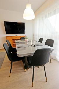 Televízia a/alebo spoločenská miestnosť v ubytovaní Atrium Apartman Hévíz mit Panoramaterrasse und Tiefgarage