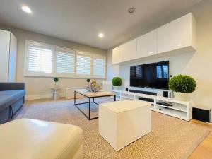 a living room with a couch and a tv at Modern 1 Bed Famous Venice 10B in Los Angeles