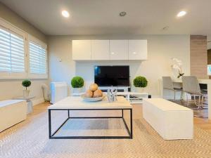 a living room with a coffee table and a tv at Modern 1 Bed Famous Venice 10B in Los Angeles