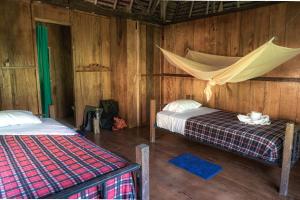 - une chambre avec 2 lits et un hamac dans l'établissement Kichwa Lodge, à Aguarico