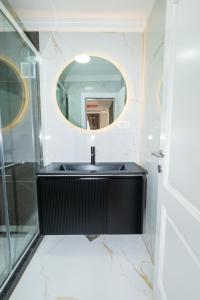 baño con lavabo negro y espejo en Ema Apartments, en Plav